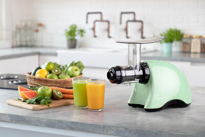 Sana Juicer EUJ-707 Green lifestyle