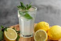 Zitronenwasser Trinken | EUJUICERS.DE
